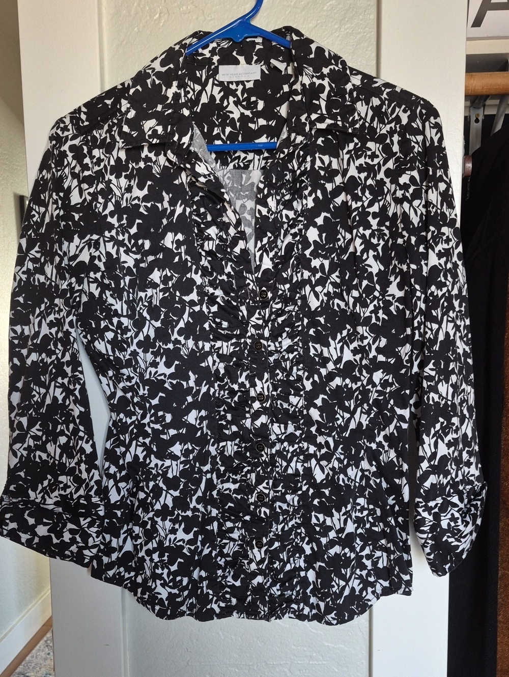 New York & Company Black and White Printed Button-Down Shirt Size Small